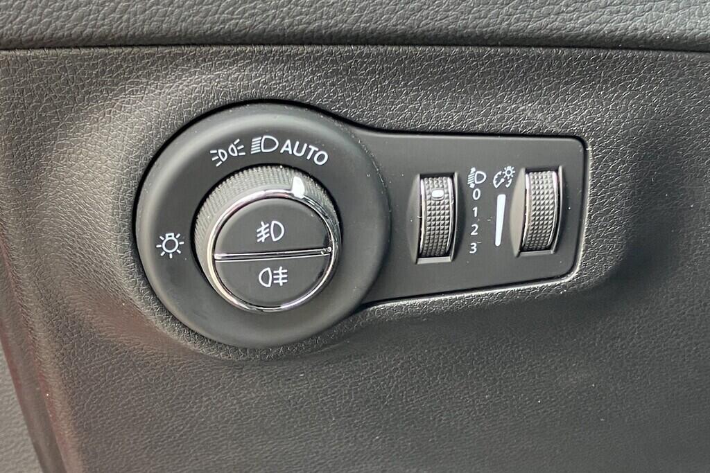 O119V06696_23.webp_COMPASS S Limited 1.3  110 kW automat, DPH