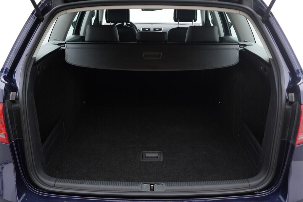 O119V06763_41.webp_PASSAT Highline 2.0 TDI 103 kW manuál