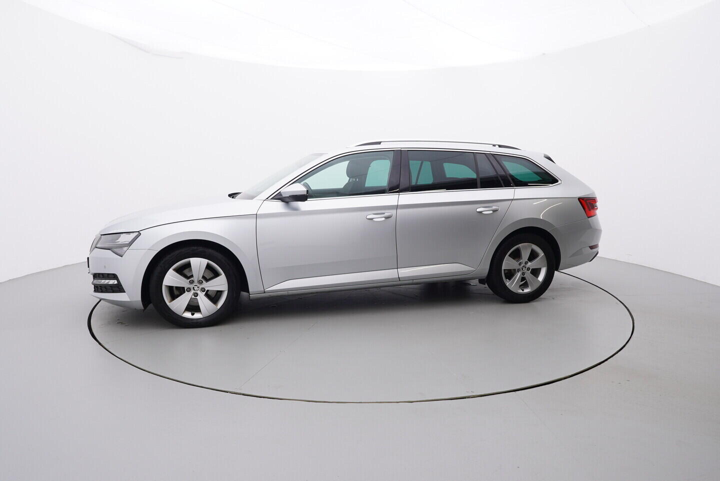 O119V06808_11.webp_SUPERB Bussines 2.0 TDI 110 kW automat, DPH