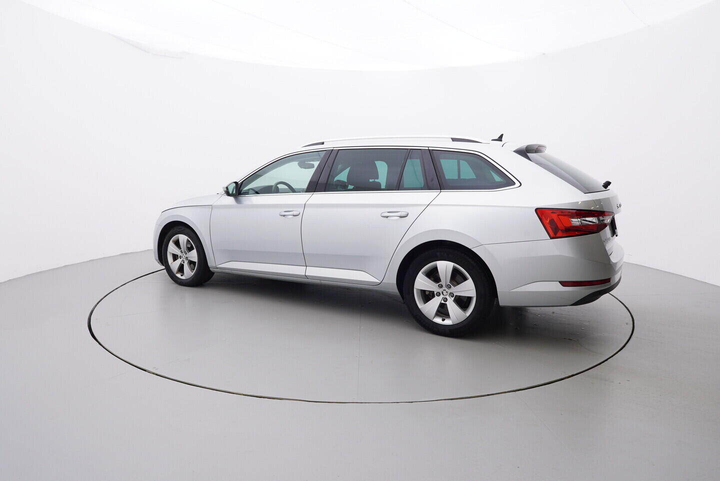 O119V06808_12.webp_SUPERB Bussines 2.0 TDI 110 kW automat, DPH