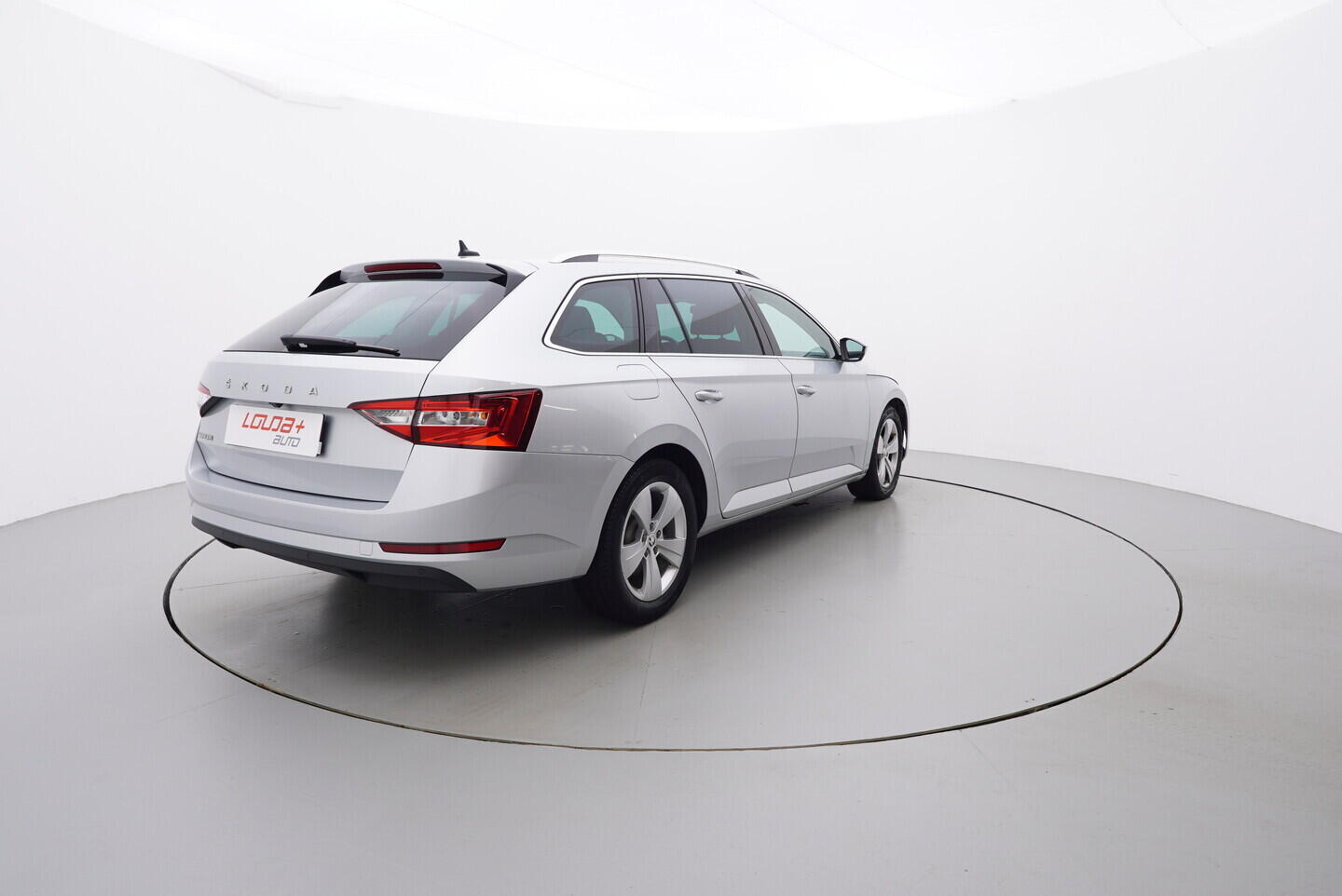 O119V06808_14.webp_SUPERB Bussines 2.0 TDI 110 kW automat, DPH