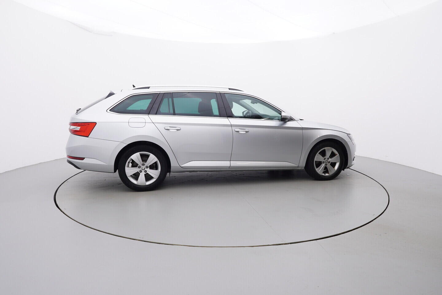 O119V06808_15.webp_SUPERB Bussines 2.0 TDI 110 kW automat, DPH