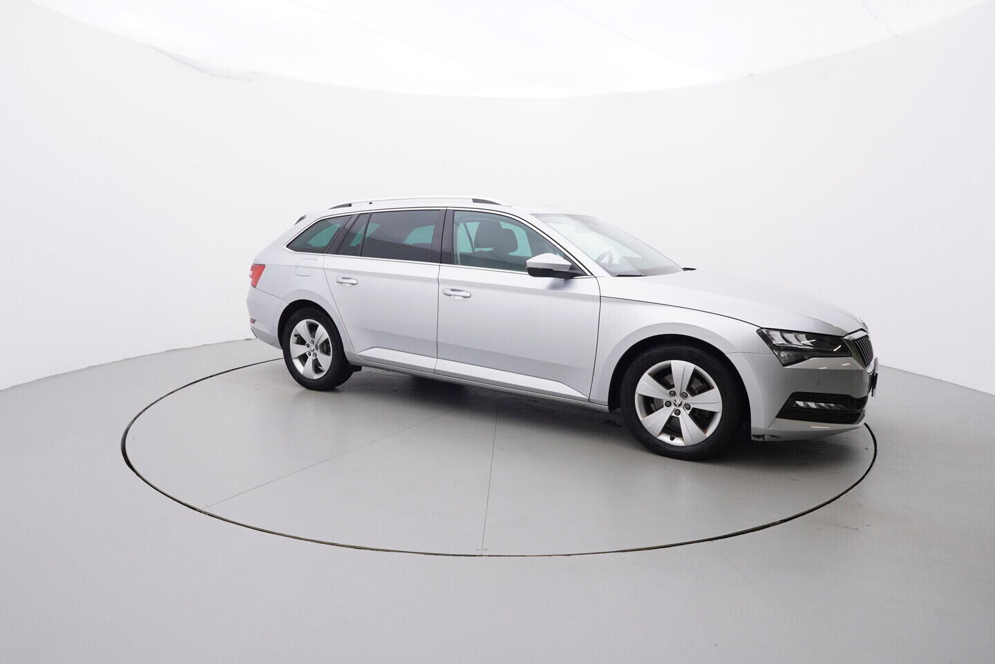 O119V06808_16.webp_SUPERB Bussines 2.0 TDI 110 kW automat, DPH