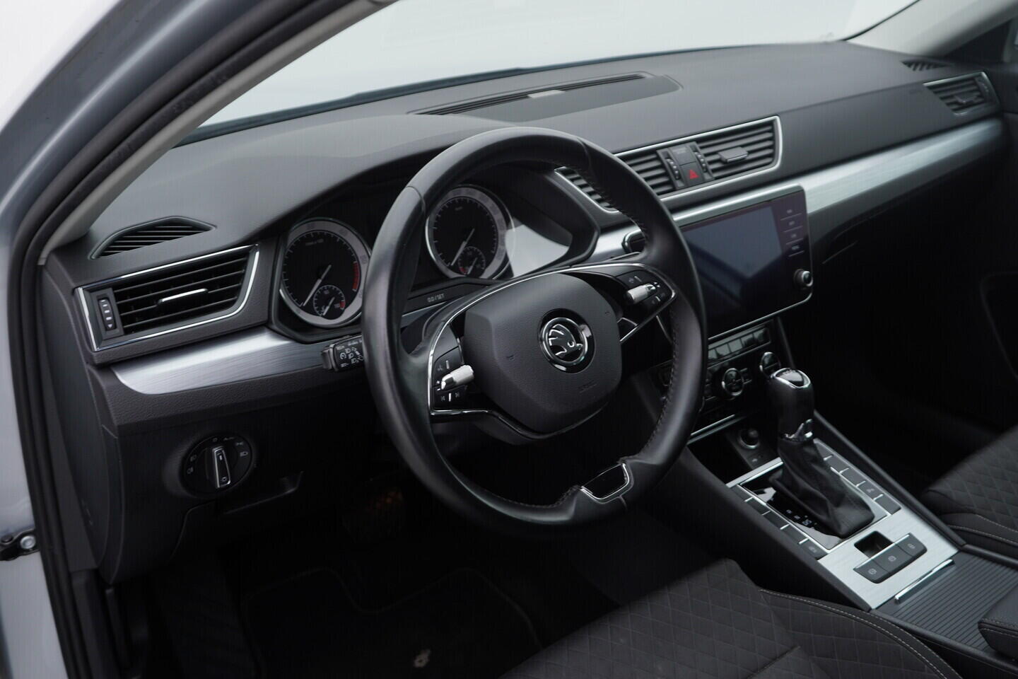 O119V06808_21.webp_SUPERB Bussines 2.0 TDI 110 kW automat, DPH