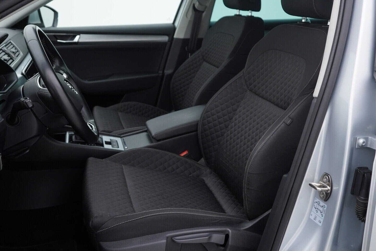 O119V06808_22.webp_SUPERB Bussines 2.0 TDI 110 kW automat, DPH