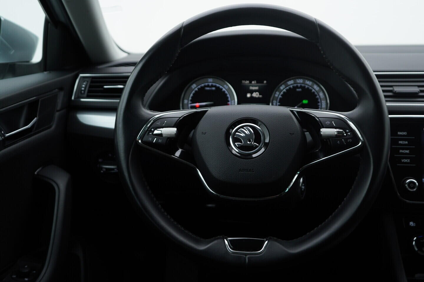 O119V06808_25.webp_SUPERB Bussines 2.0 TDI 110 kW automat, DPH