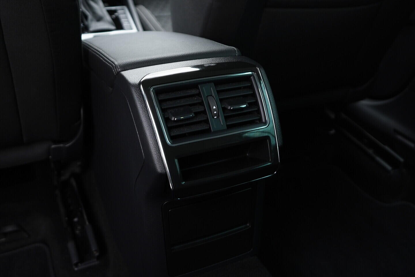 O119V06808_36.webp_SUPERB Bussines 2.0 TDI 110 kW automat, DPH