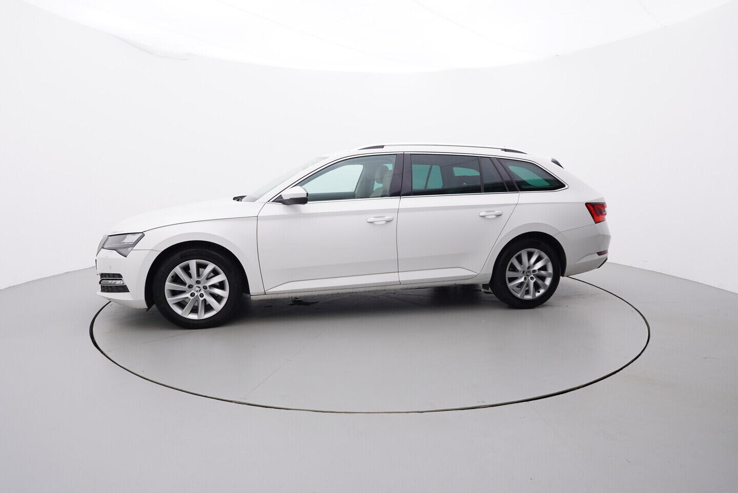 O119V06810_11.webp_SUPERB Style 2.0 TDI 110 kW automat, DPH