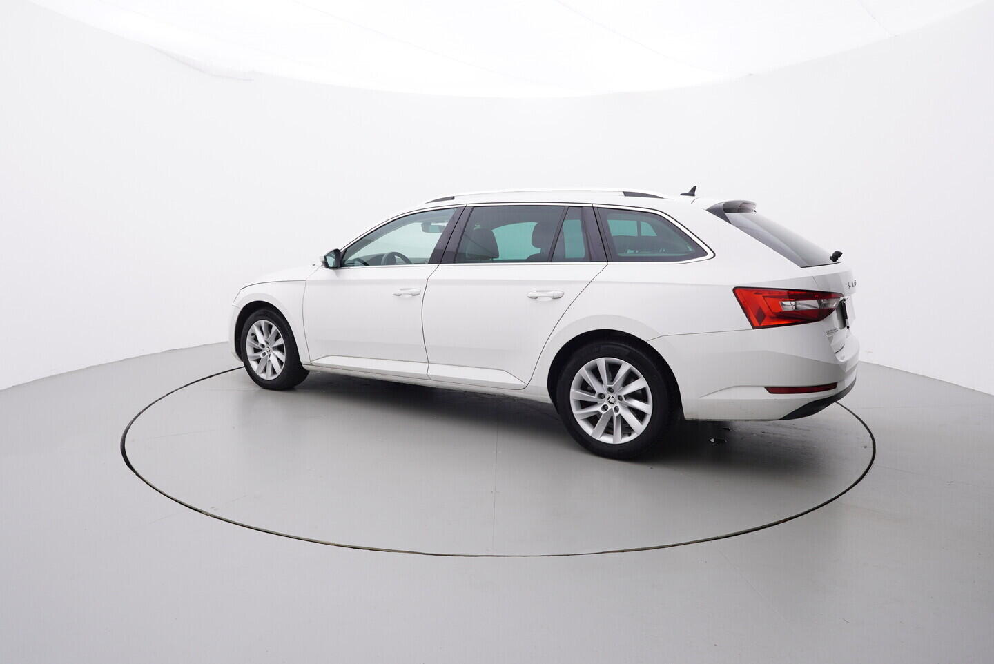 O119V06810_12.webp_SUPERB Style 2.0 TDI 110 kW automat, DPH