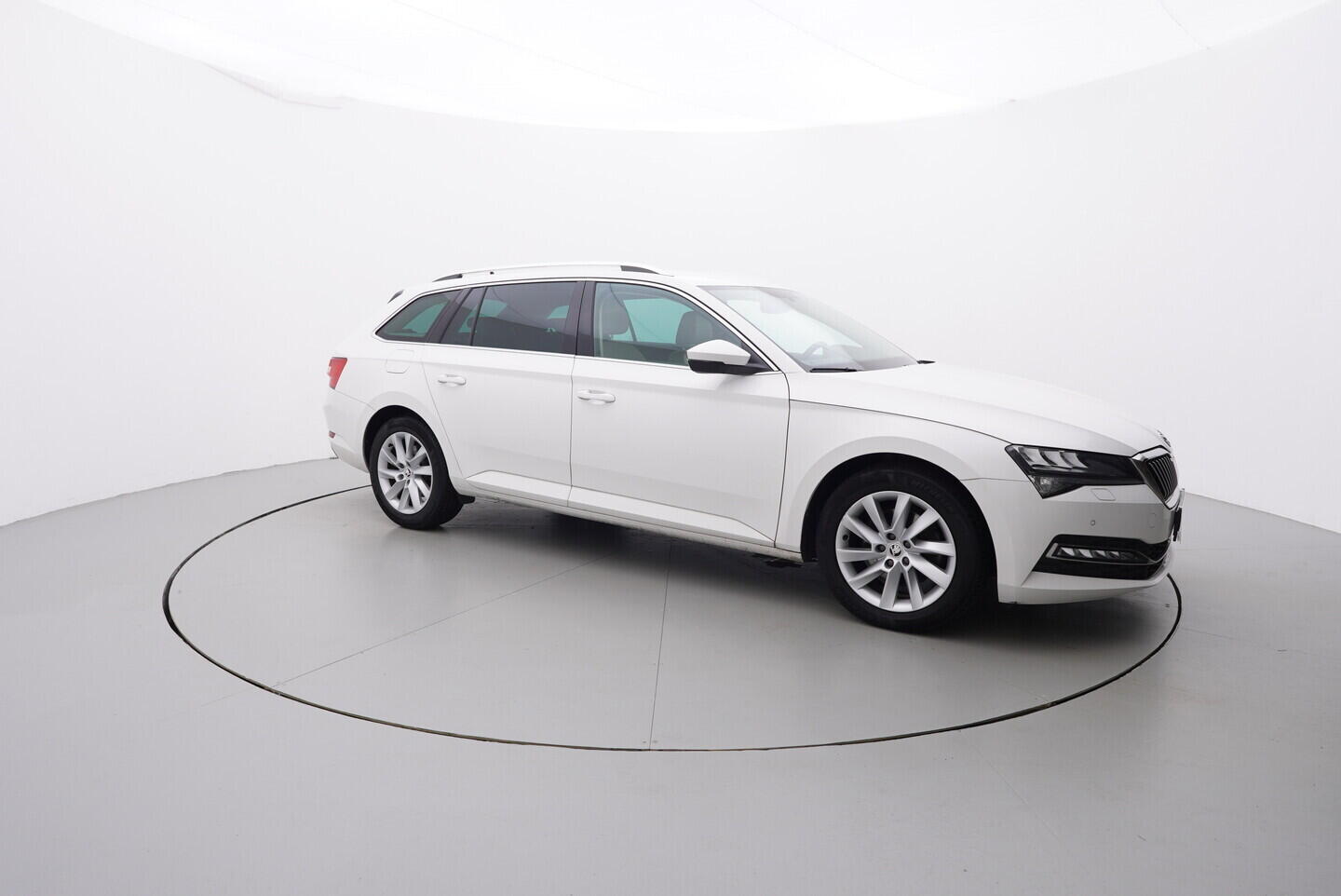 O119V06810_16.webp_SUPERB Style 2.0 TDI 110 kW automat, DPH