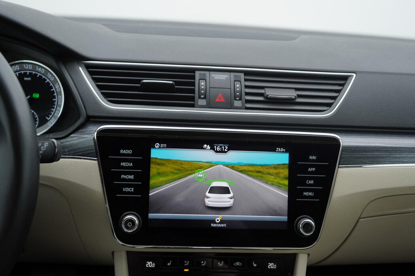 O119V06810_34.webp_SUPERB Style 2.0 TDI 110 kW automat, DPH