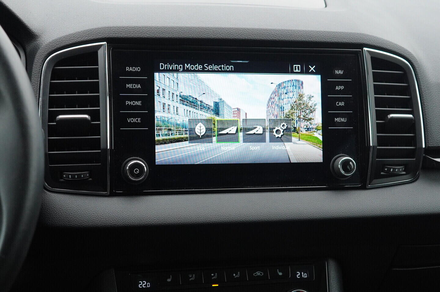 O119V06812_32.webp_KAROQ Style 1.0 TSI 81 kW manuál