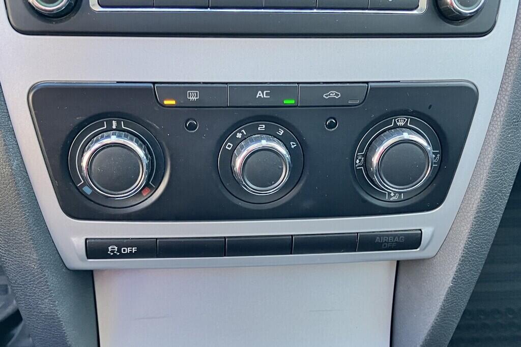 O119V06839_27.webp_OCTAVIA Ambiente 2.0 TDI 103 kW manuál, DPH