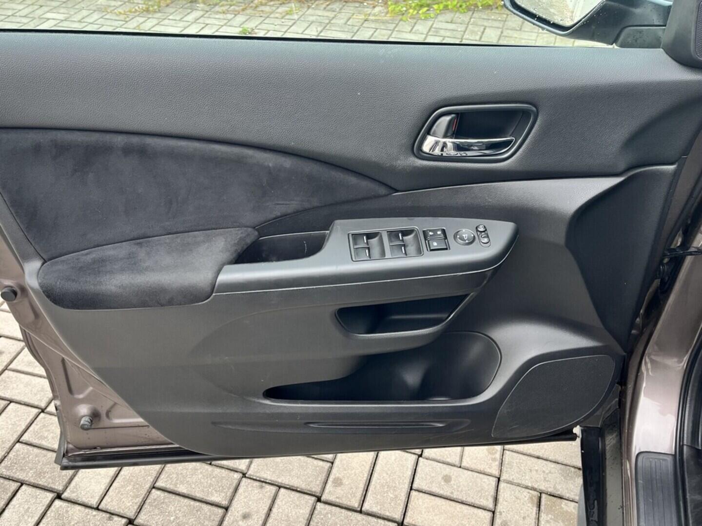 O119V06887_19.webp_CRV Elegance 2.0  103 kW automat