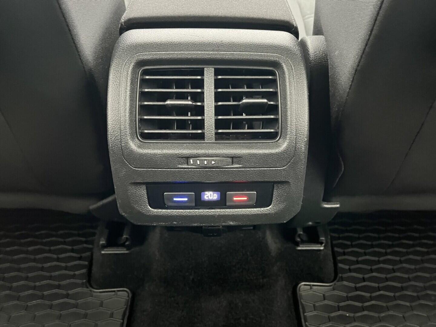 O119V06902_33.webp_TOURAN comfortline 1.5 TSI 110 kW manuál, DPH