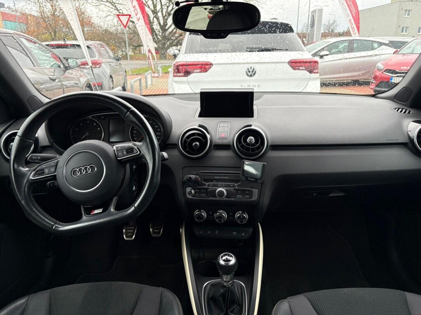 O119V06904_13.webp_A1 S-line 1.4 TFSI 110 kW manuál