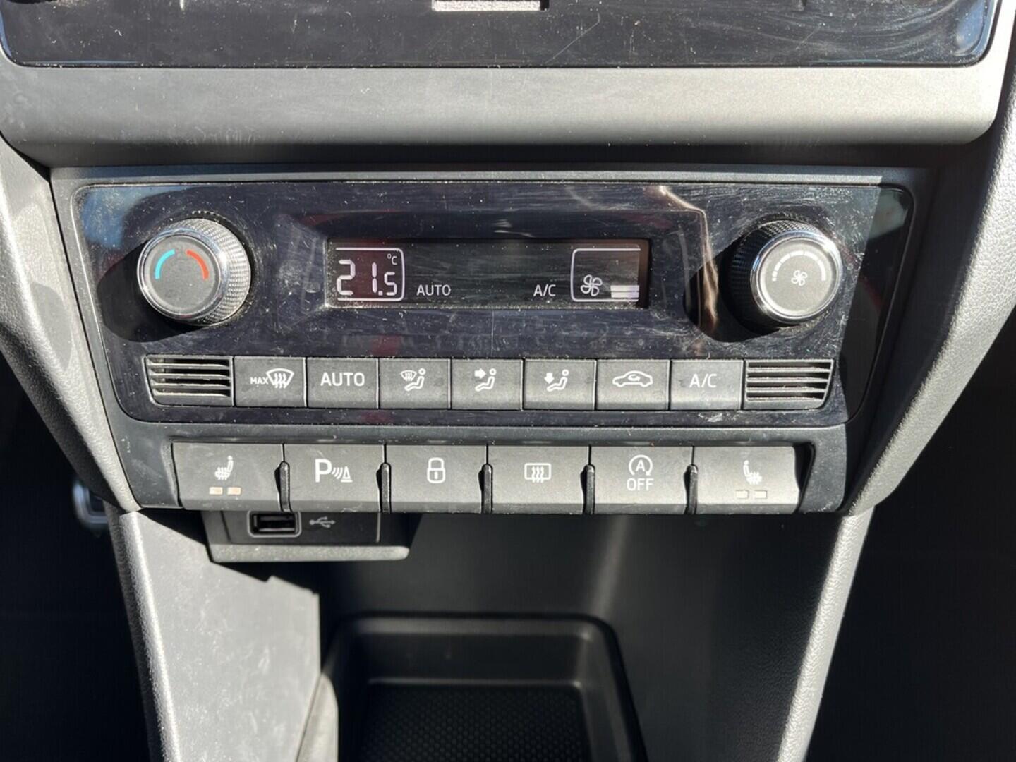 O119V06927_29.webp_RAPID SPACEBACK Monte Carlo 1.0 TSI 81 kW manuál