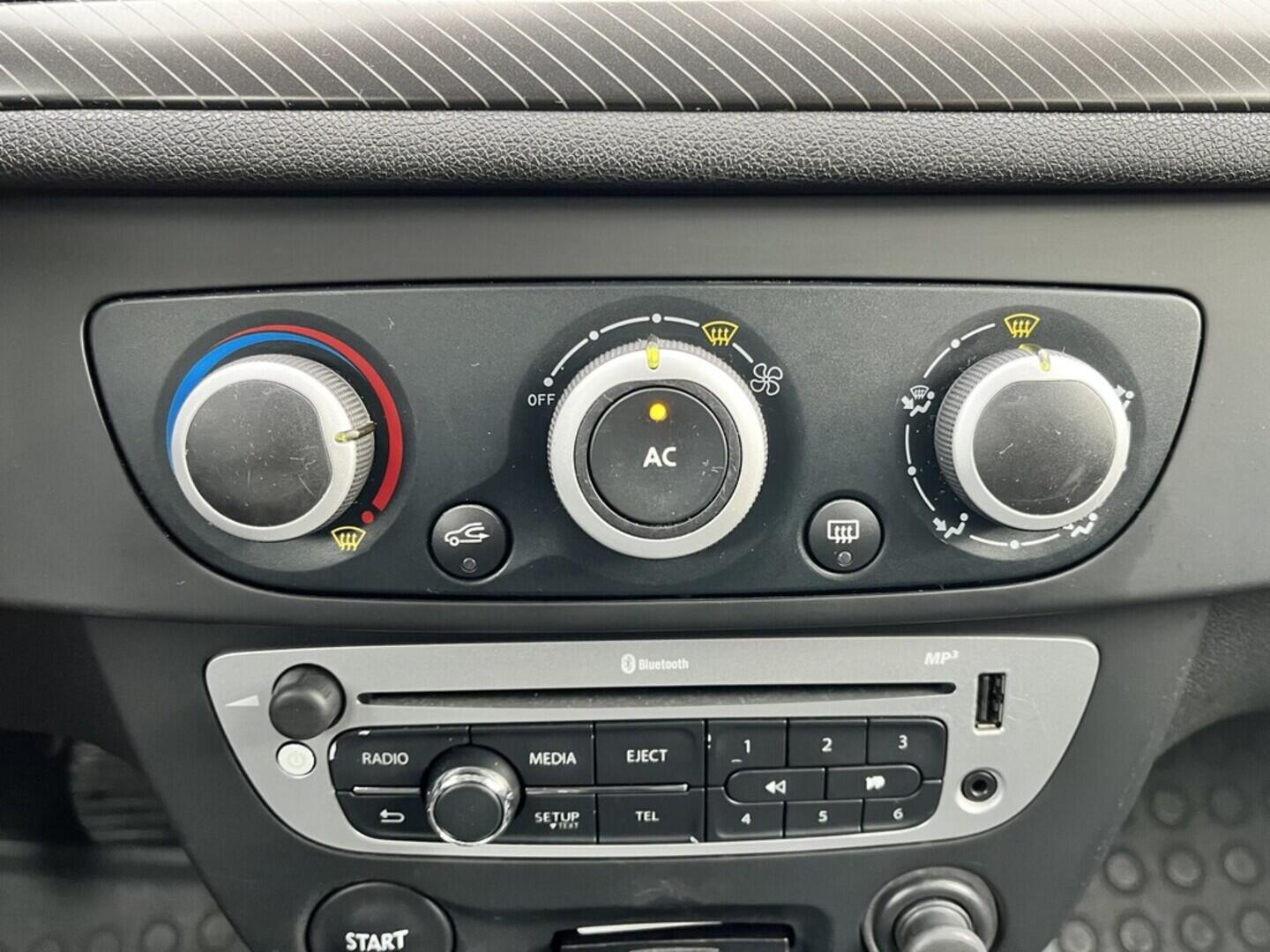 O119V06930_26.webp_MÉGANE Advantage 1.2  85 kW manuál