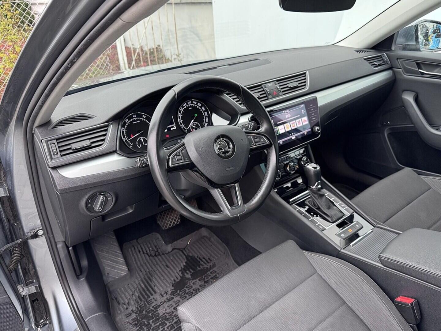 O119V06946_19.webp_SUPERB Ambition 1.8 TSI 132 kW automat, DPH