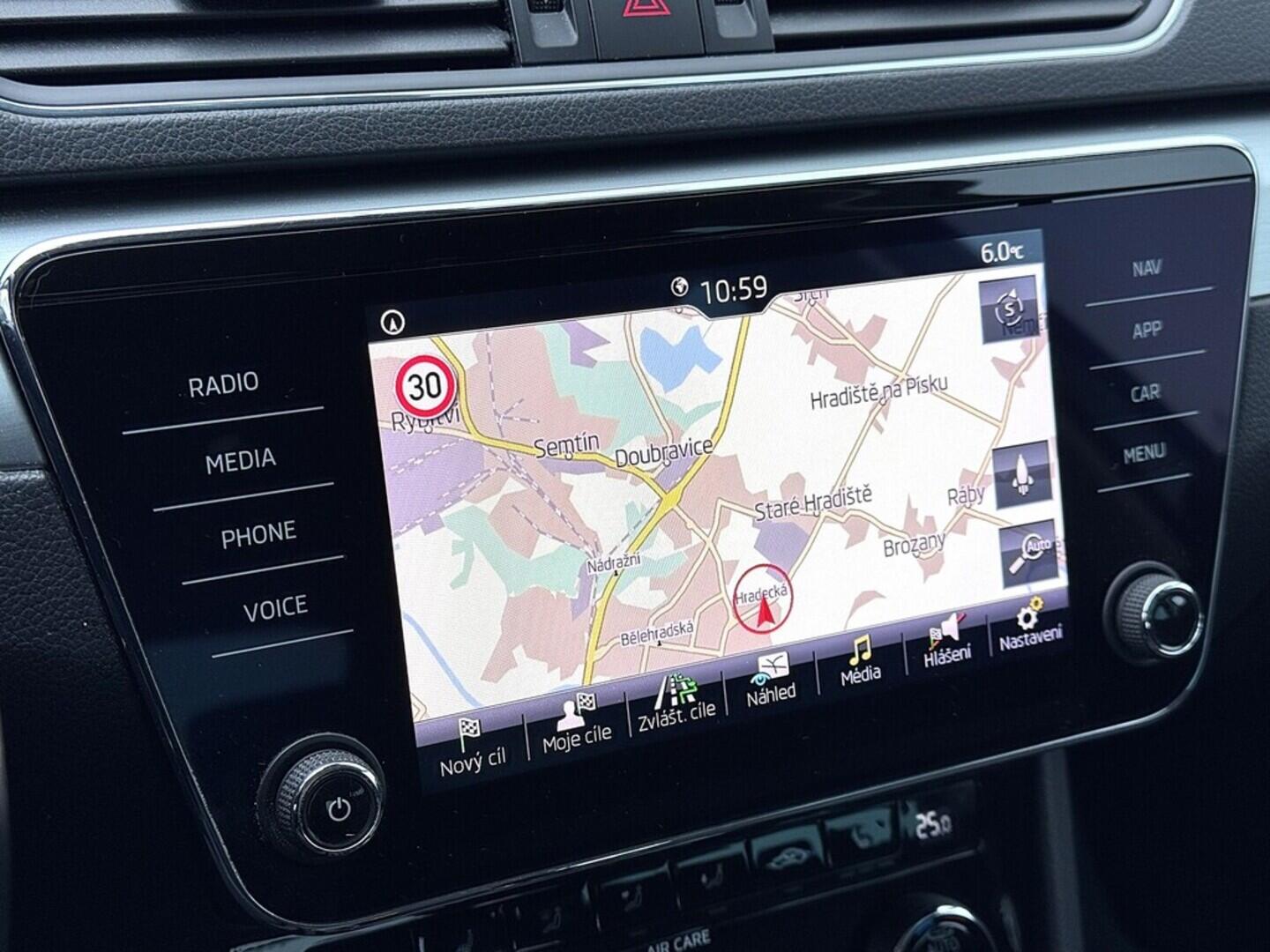 O119V06946_27.webp_SUPERB Ambition 1.8 TSI 132 kW automat, DPH