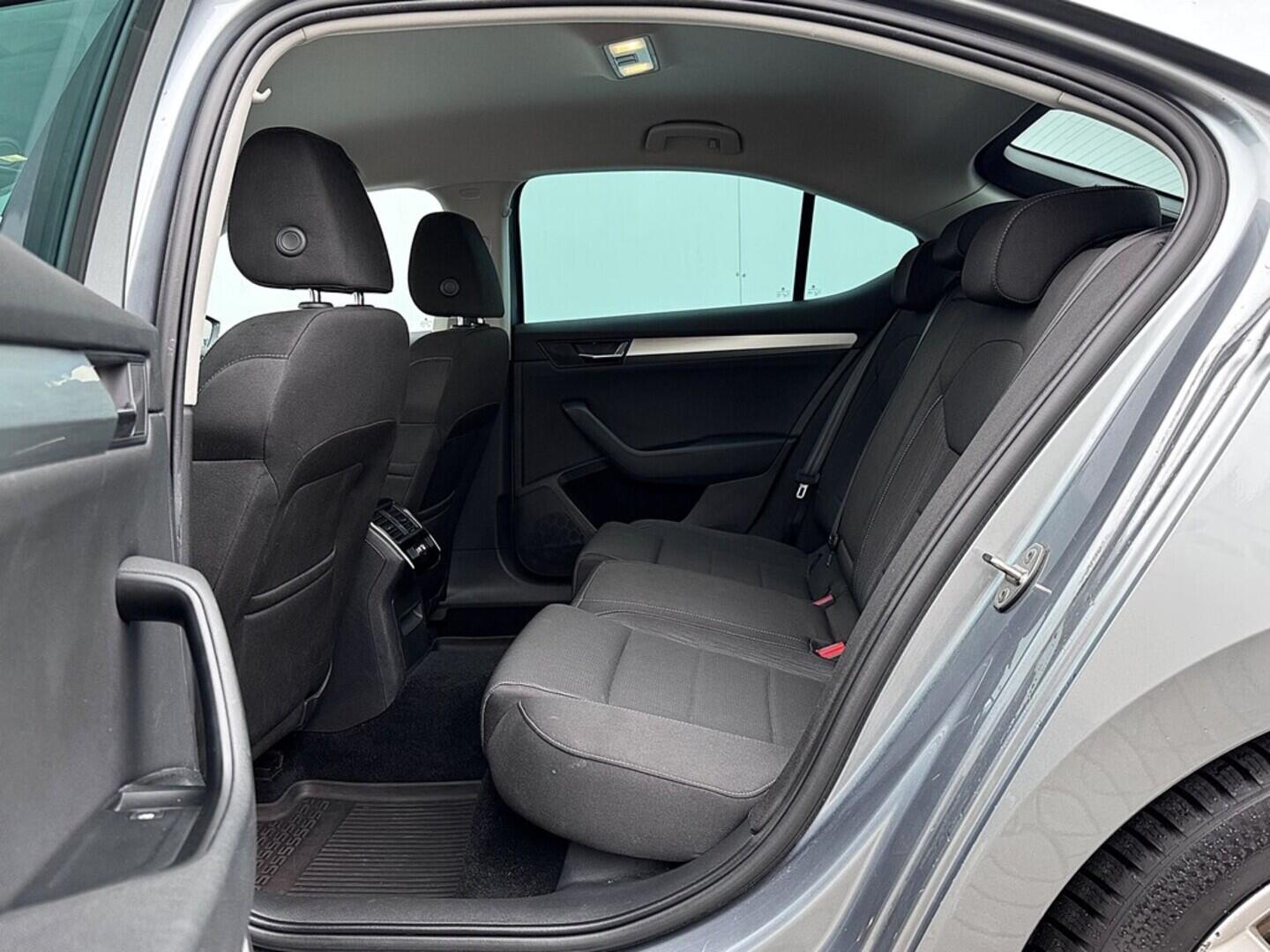 O119V06946_32.webp_SUPERB Ambition 1.8 TSI 132 kW automat, DPH