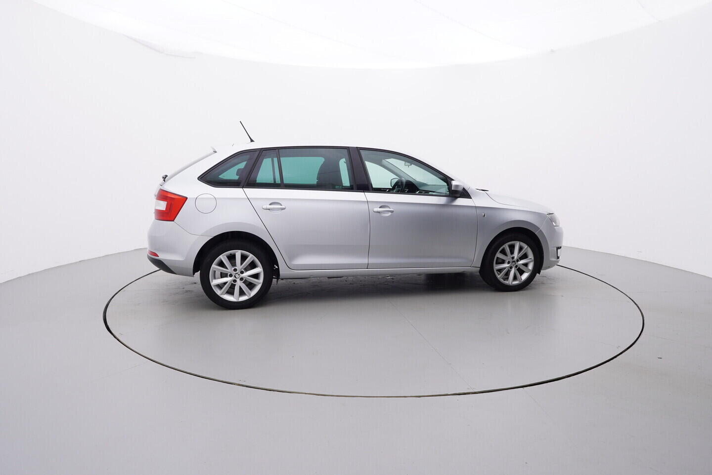 O119V06983_15.webp_RAPID SPACEBACK Elegance 1.6 TDI 66 kW manuál