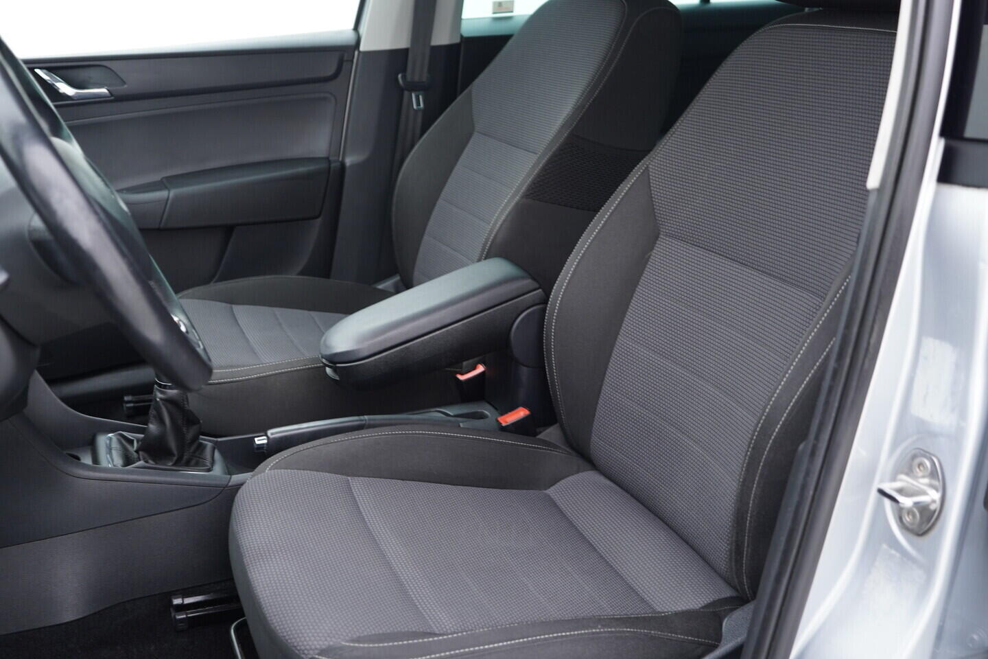 O119V06983_23.webp_RAPID SPACEBACK Elegance 1.6 TDI 66 kW manuál