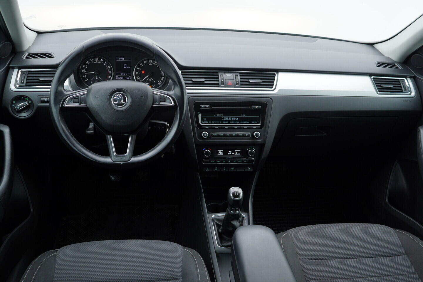 O119V06983_27.webp_RAPID SPACEBACK Elegance 1.6 TDI 66 kW manuál