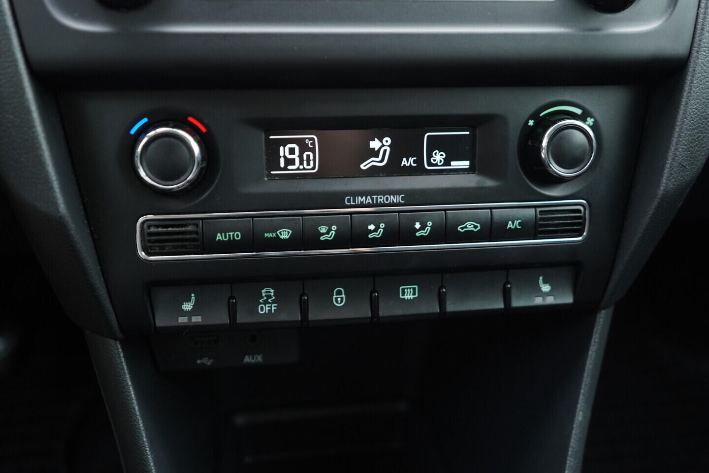 O119V06983_32.webp_RAPID SPACEBACK Elegance 1.6 TDI 66 kW manuál