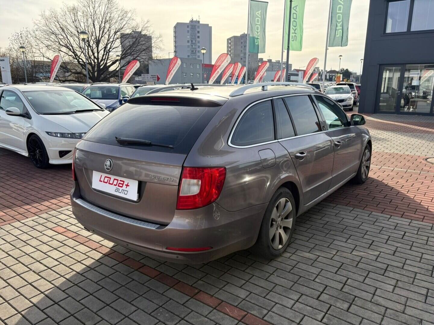 O119V06989_11.webp_SUPERB Ambiente 1.4 TSI 92 kW manuál