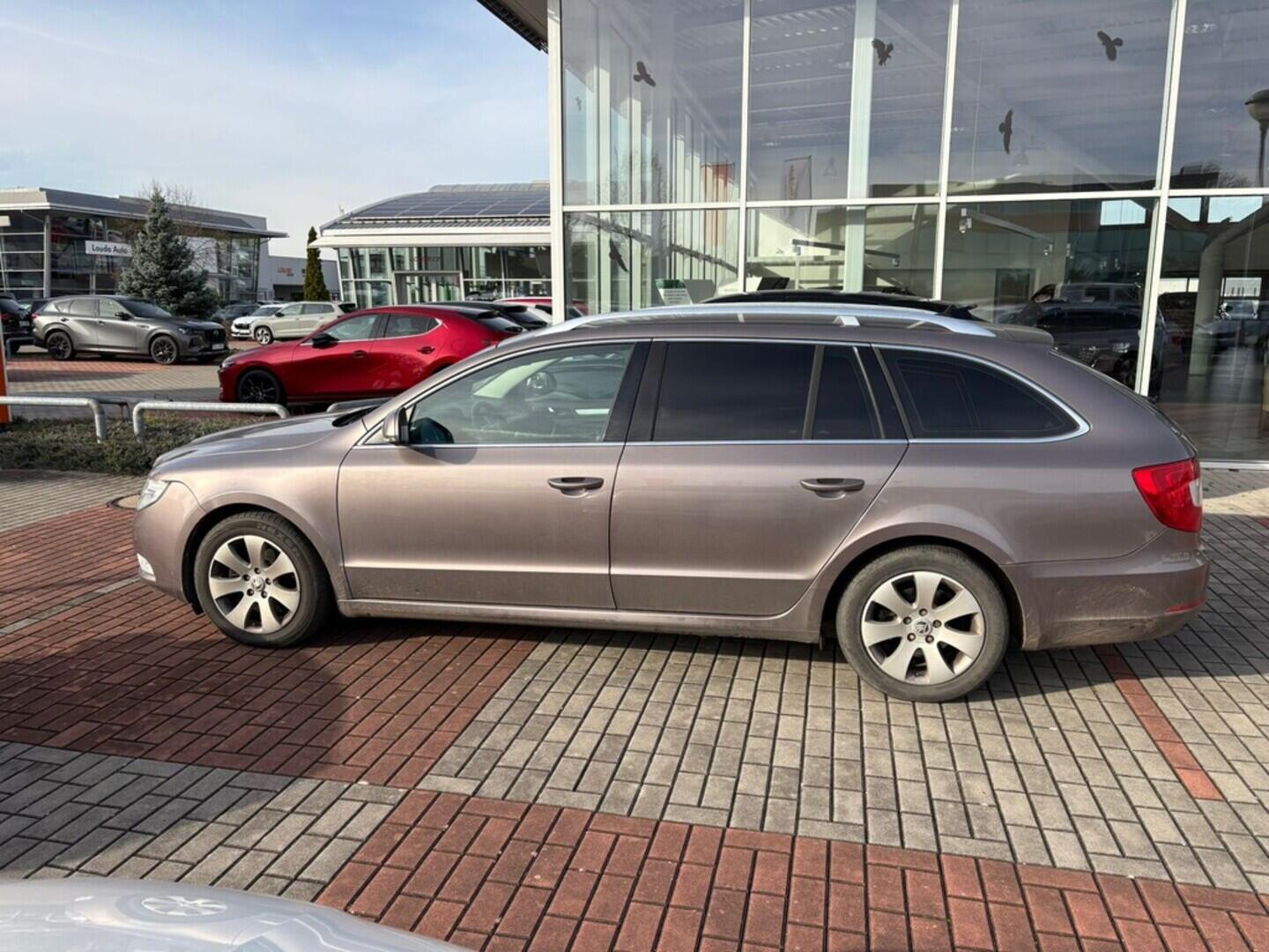 O119V06989_12.webp_SUPERB Ambiente 1.4 TSI 92 kW manuál