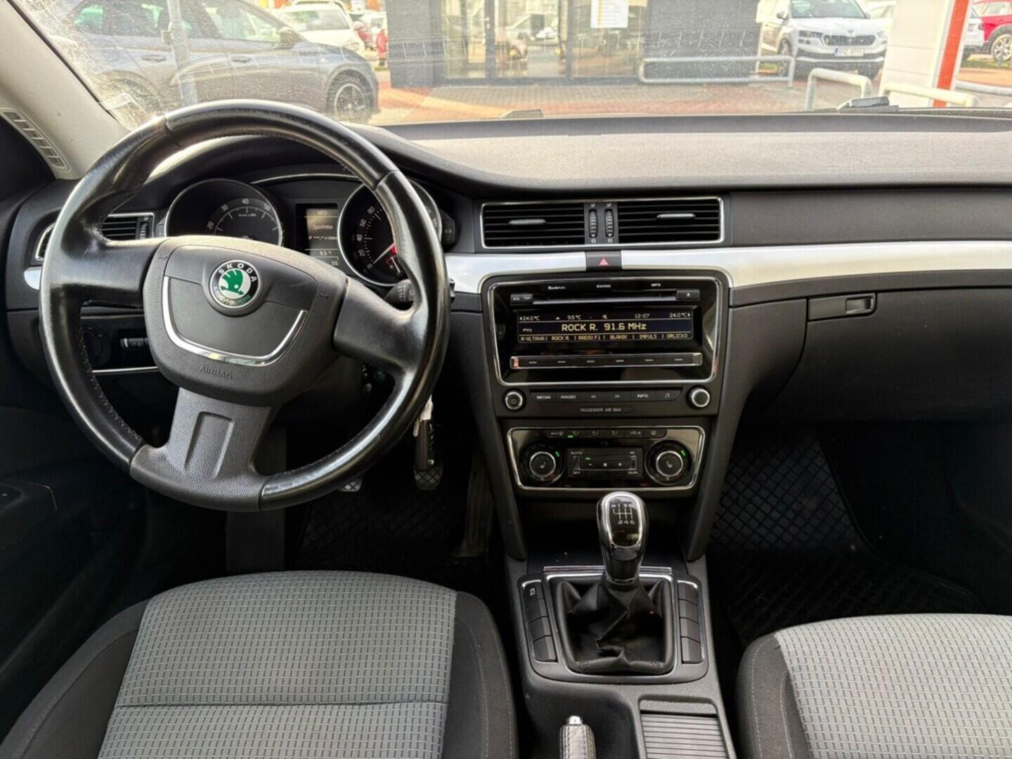 O119V06989_13.webp_SUPERB Ambiente 1.4 TSI 92 kW manuál