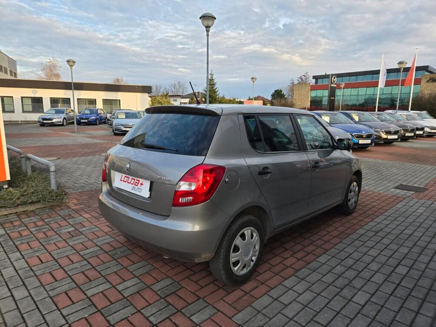 O119V07000_11.webp_FABIA Ambiente 1.2 MPI 51 kW manuál