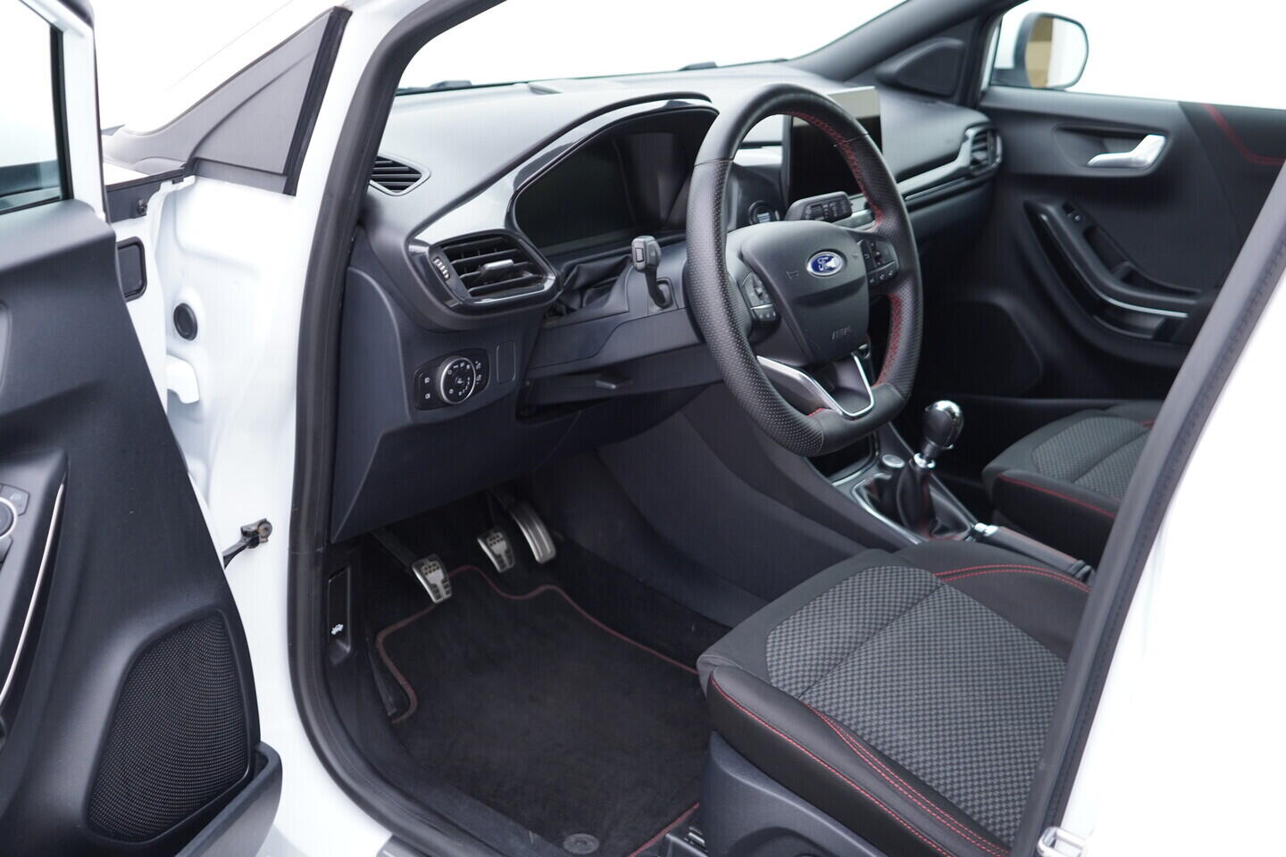 O119V07007_18.webp_PUMA ST-Line 1.0  92 kW manuál