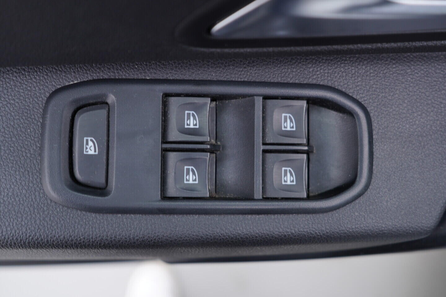 O119V07009_20.webp_DUSTER  1.0 TCe 67 kW manuál