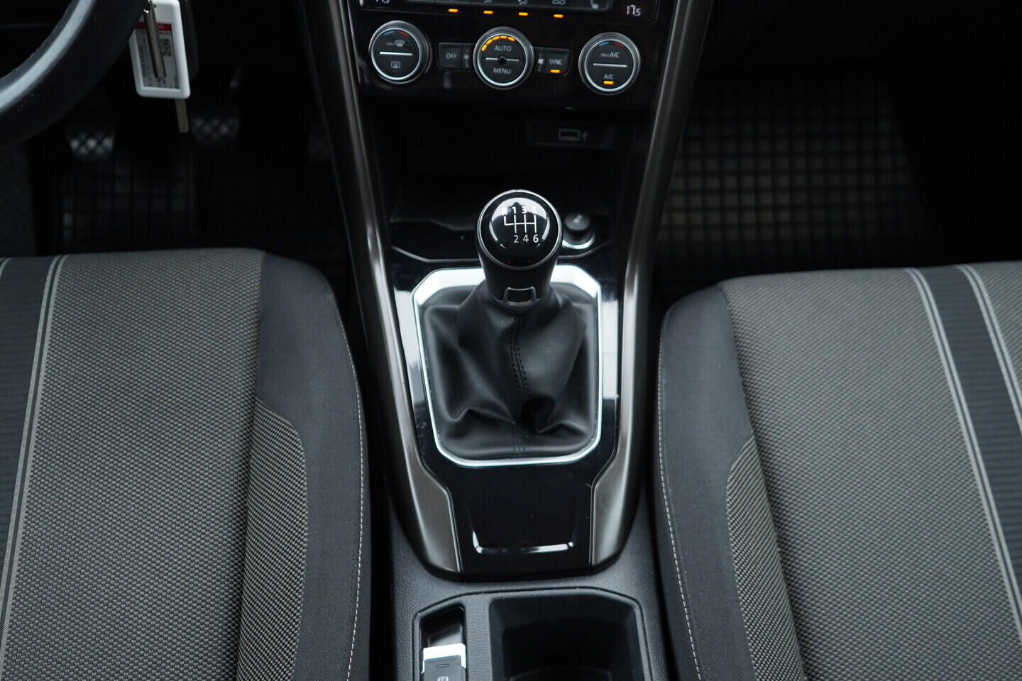 O119V07019_32.webp_T-ROC STYLE 1.5 TSI 110 kW manuál