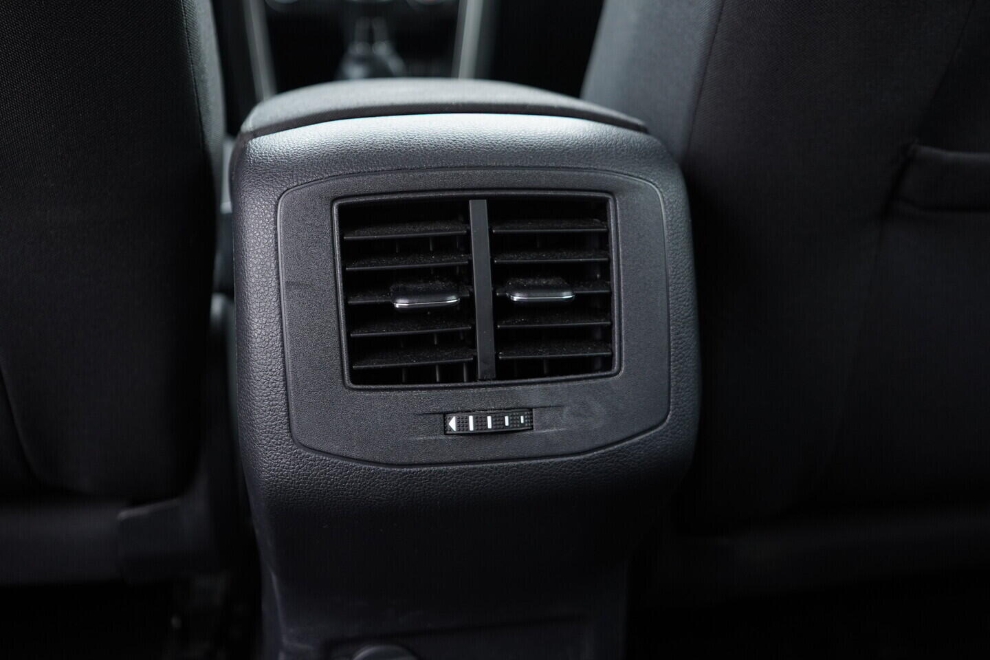 O119V07019_35.webp_T-ROC STYLE 1.5 TSI 110 kW manuál