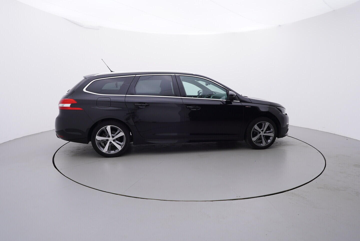 O119V07027_15.webp_308 GT Line  1.5 HDI 96 kW manuál