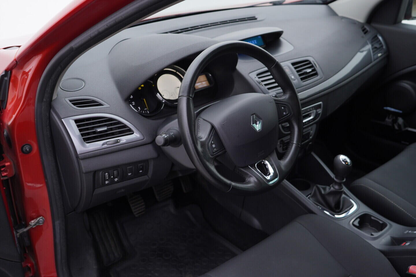 O119V07031_21.webp_MÉGANE Limited 1.5 DCI 81 kW manuál