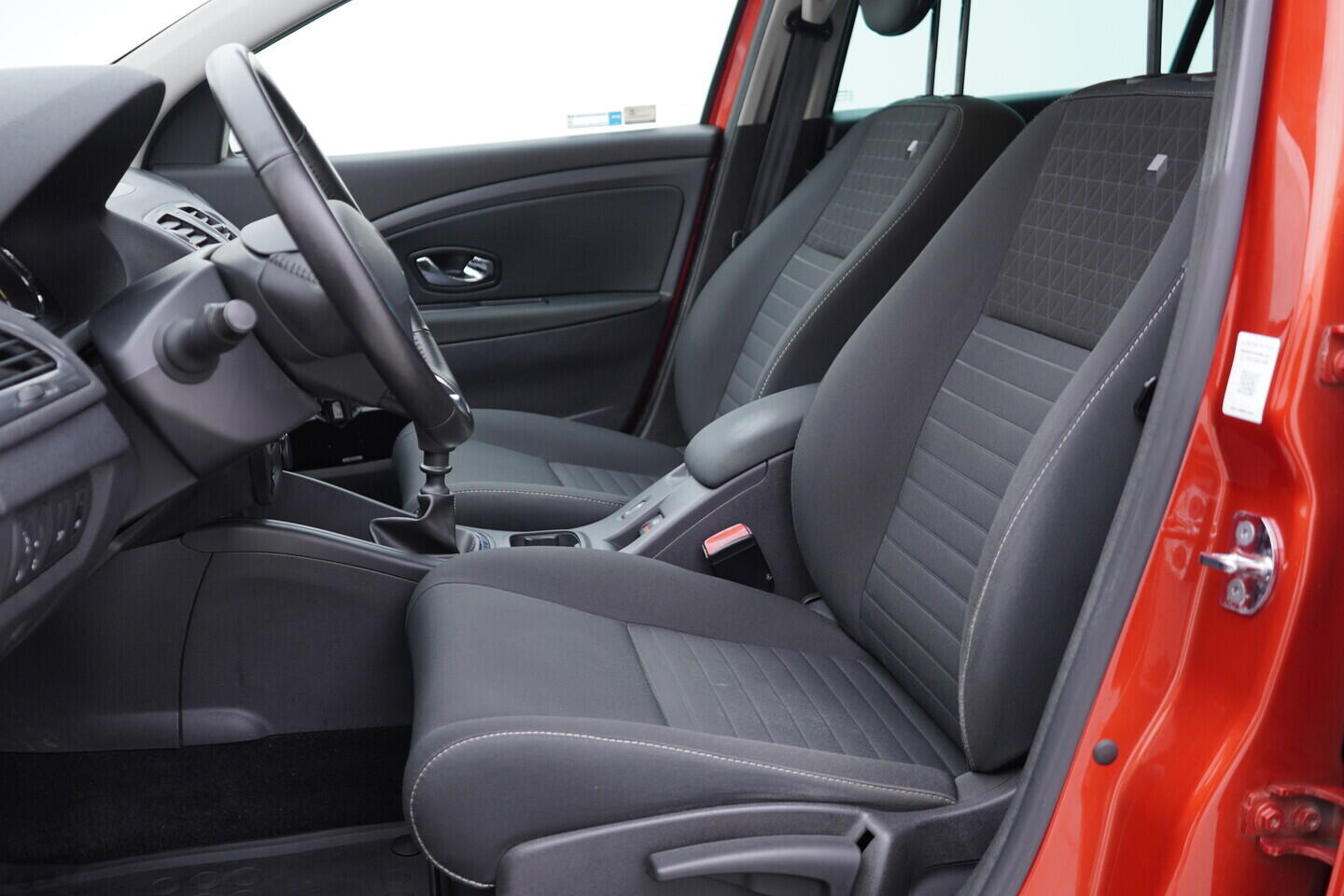 O119V07031_22.webp_MÉGANE Limited 1.5 DCI 81 kW manuál