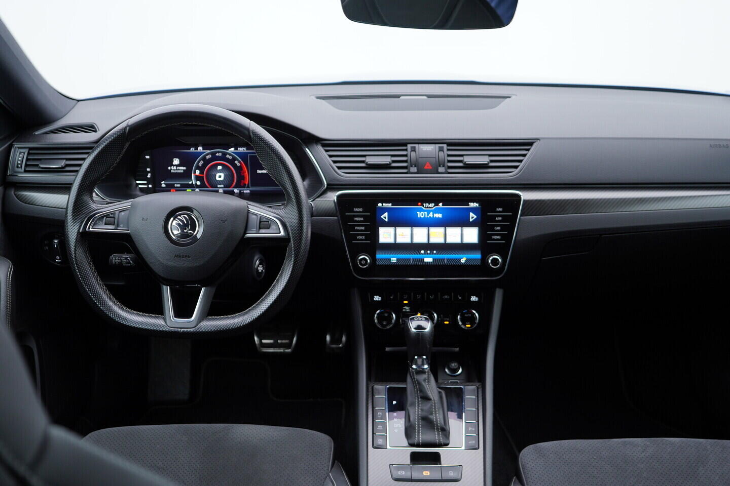 O119V07032_31.webp_SUPERB SportLine 2.0 TSI 140 kW automat, DPH