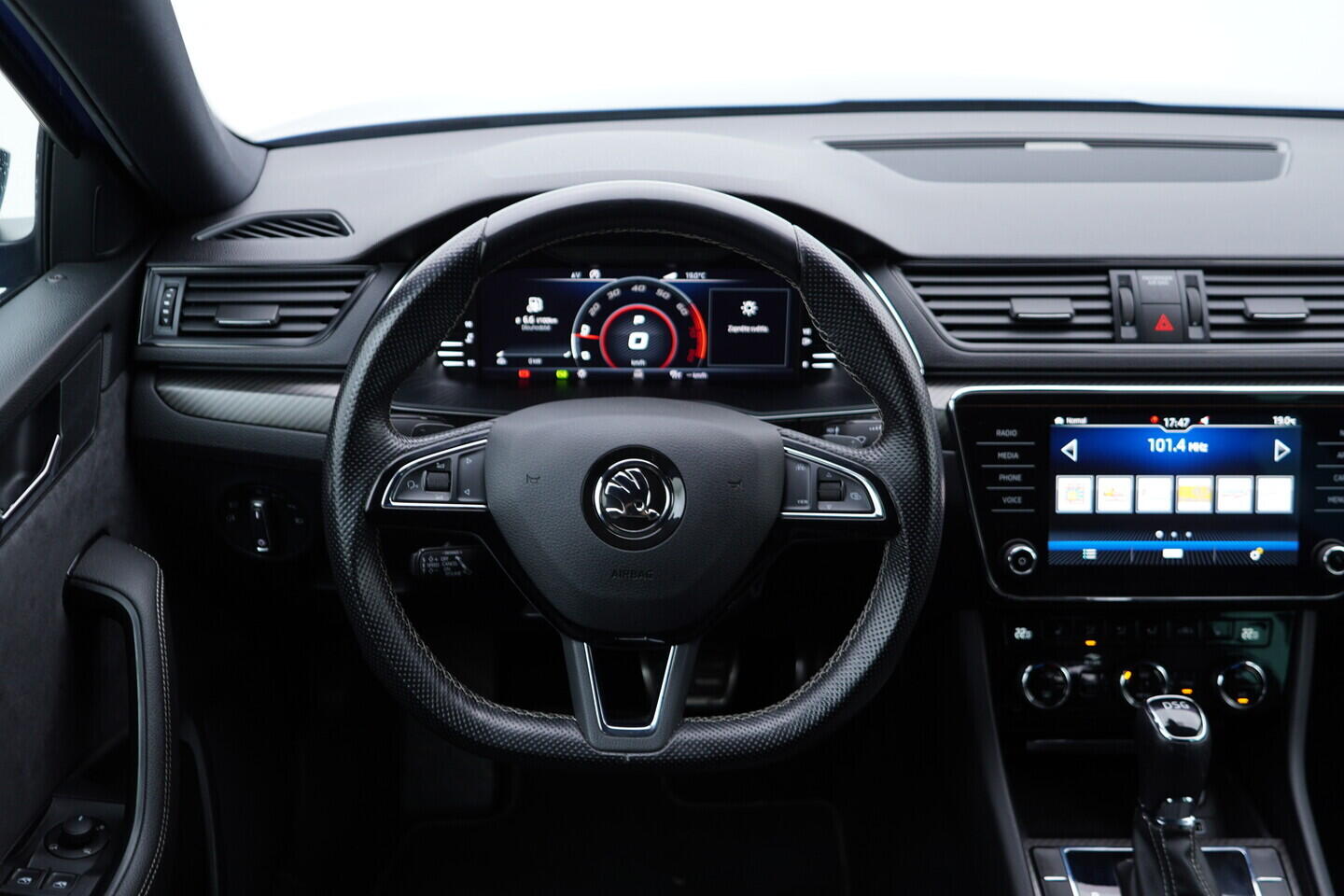 O119V07032_32.webp_SUPERB SportLine 2.0 TSI 140 kW automat, DPH