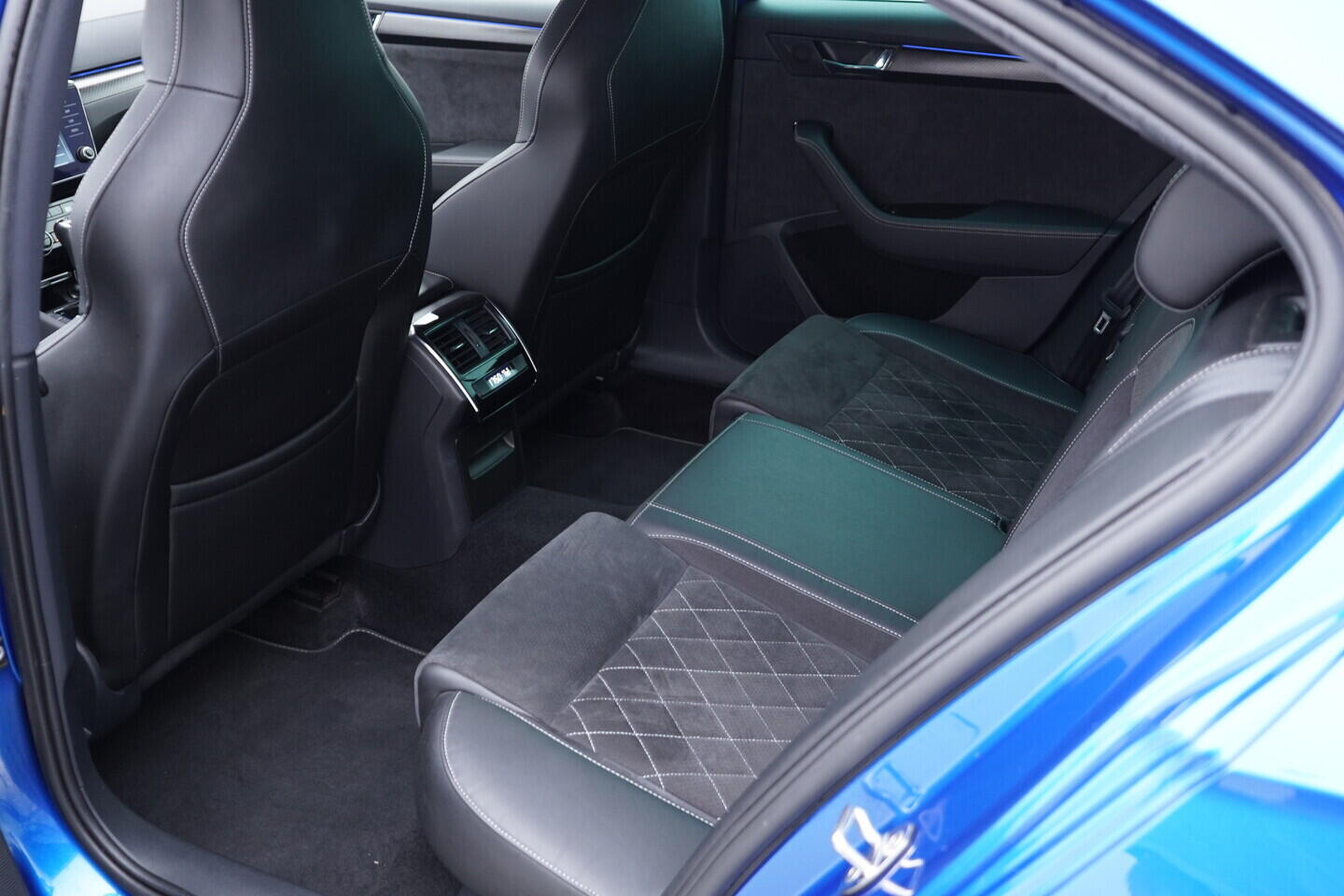 O119V07032_41.webp_SUPERB SportLine 2.0 TSI 140 kW automat, DPH