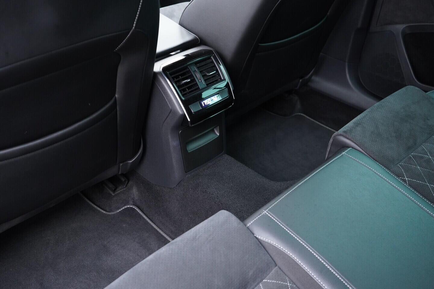 O119V07032_42.webp_SUPERB SportLine 2.0 TSI 140 kW automat, DPH