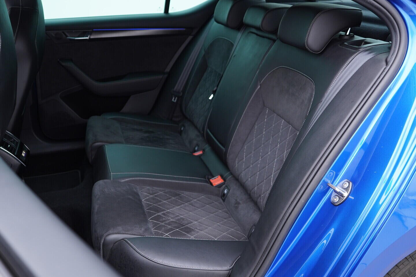 O119V07032_43.webp_SUPERB SportLine 2.0 TSI 140 kW automat, DPH