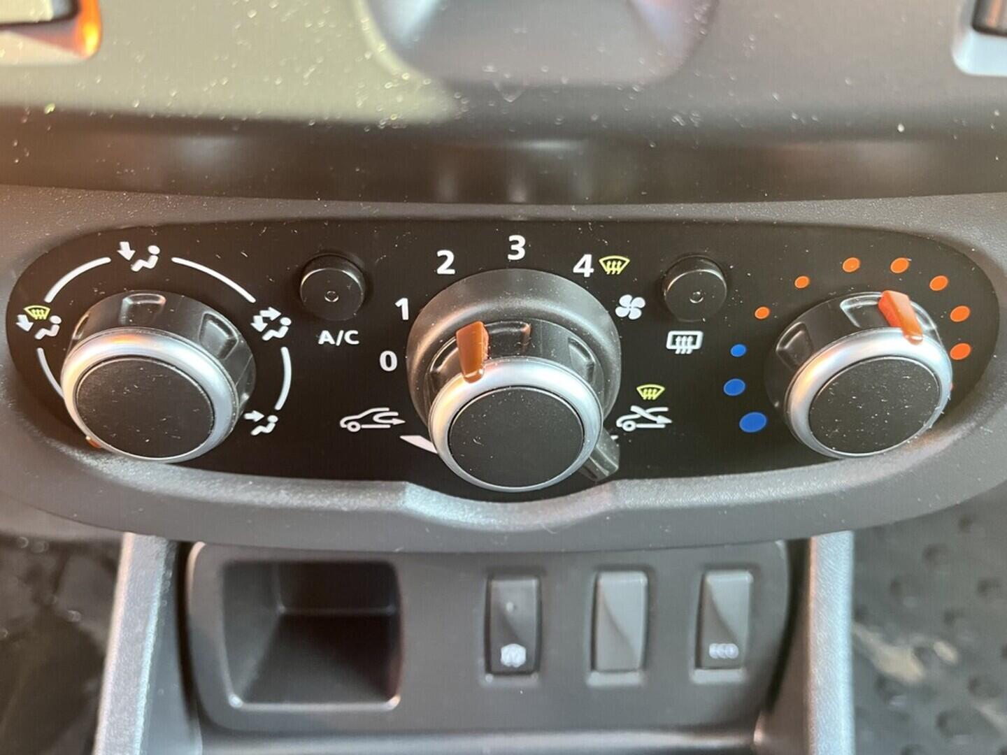 O119V07049_26.webp_DUSTER  1.6 SCe 84 kW manuál