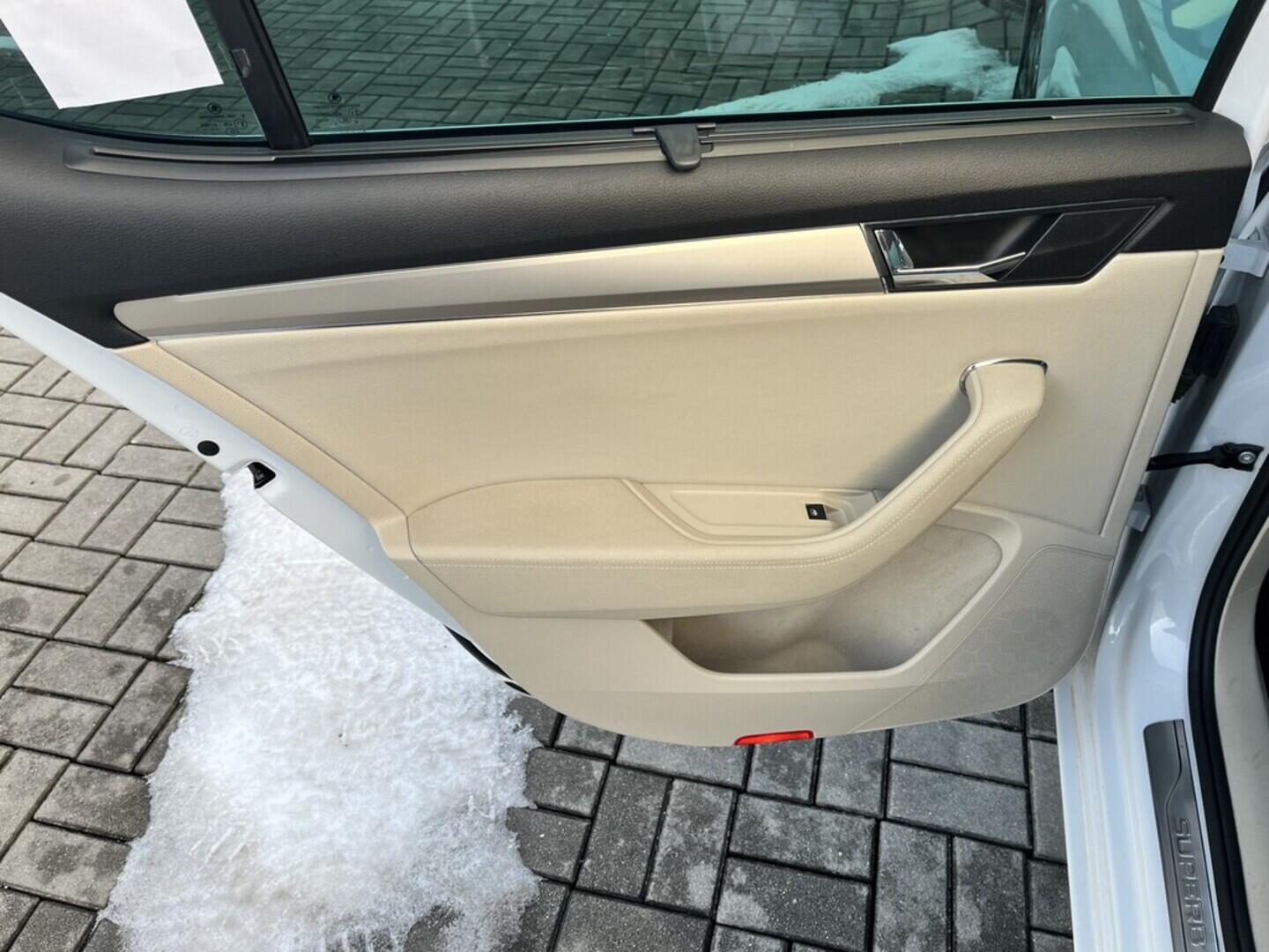 O119V07061_32.webp_SUPERB L&K 2.0 TDI 140 kW automat