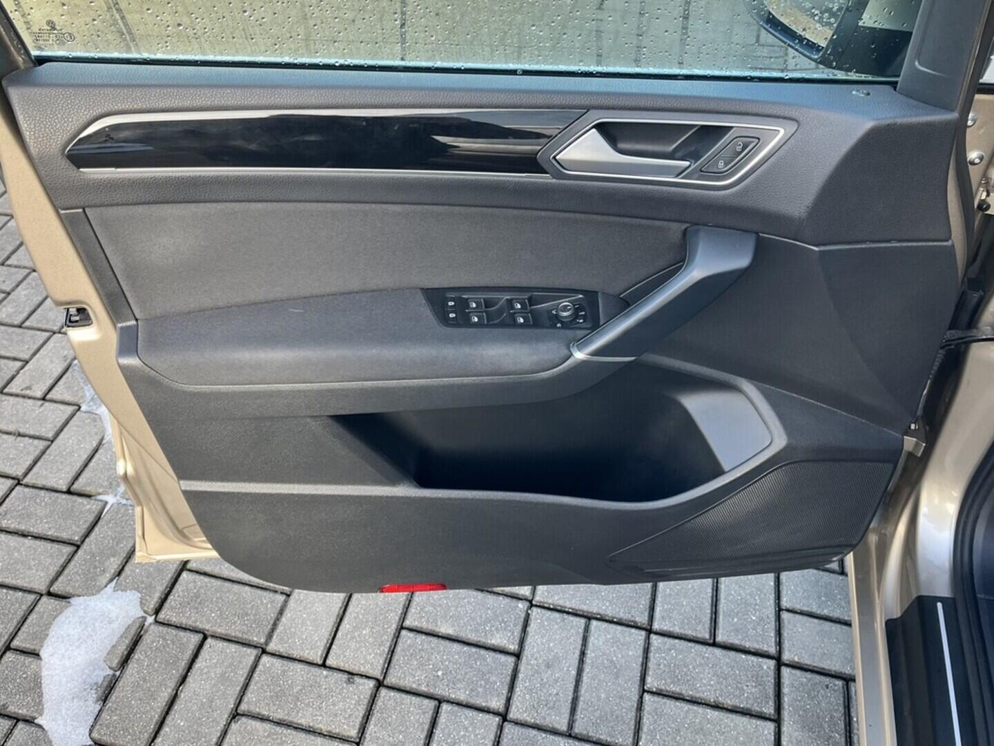 O119V07082_19.webp_TOURAN HIGHLINE 1.4 TSI 110 kW automat