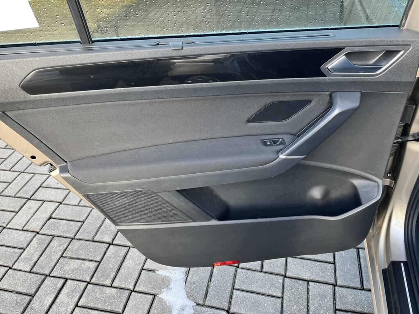 O119V07082_32.webp_TOURAN HIGHLINE 1.4 TSI 110 kW automat