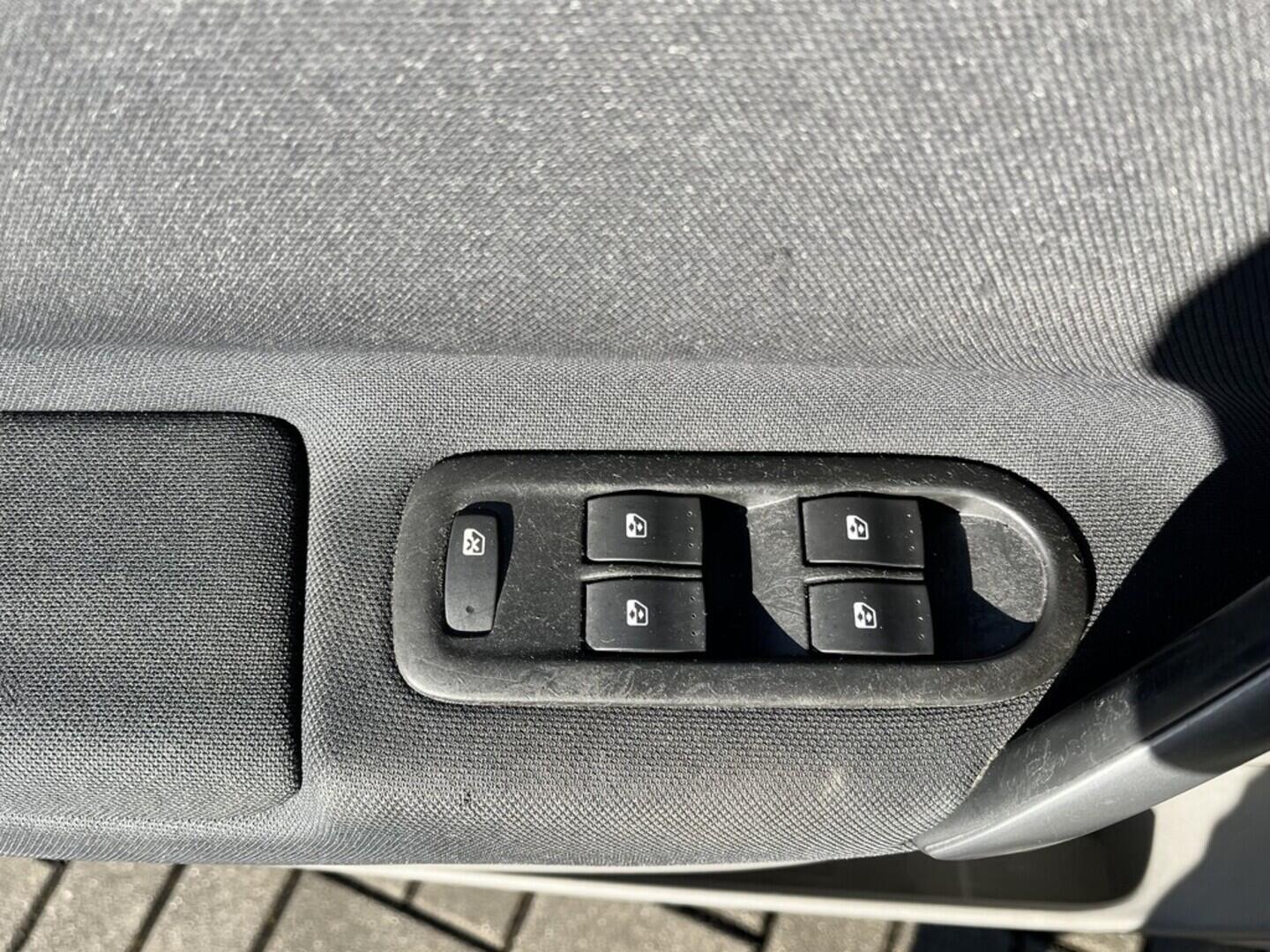 O119V07097_20.webp_SCÉNIC  1.6 16V 82 kW manuál